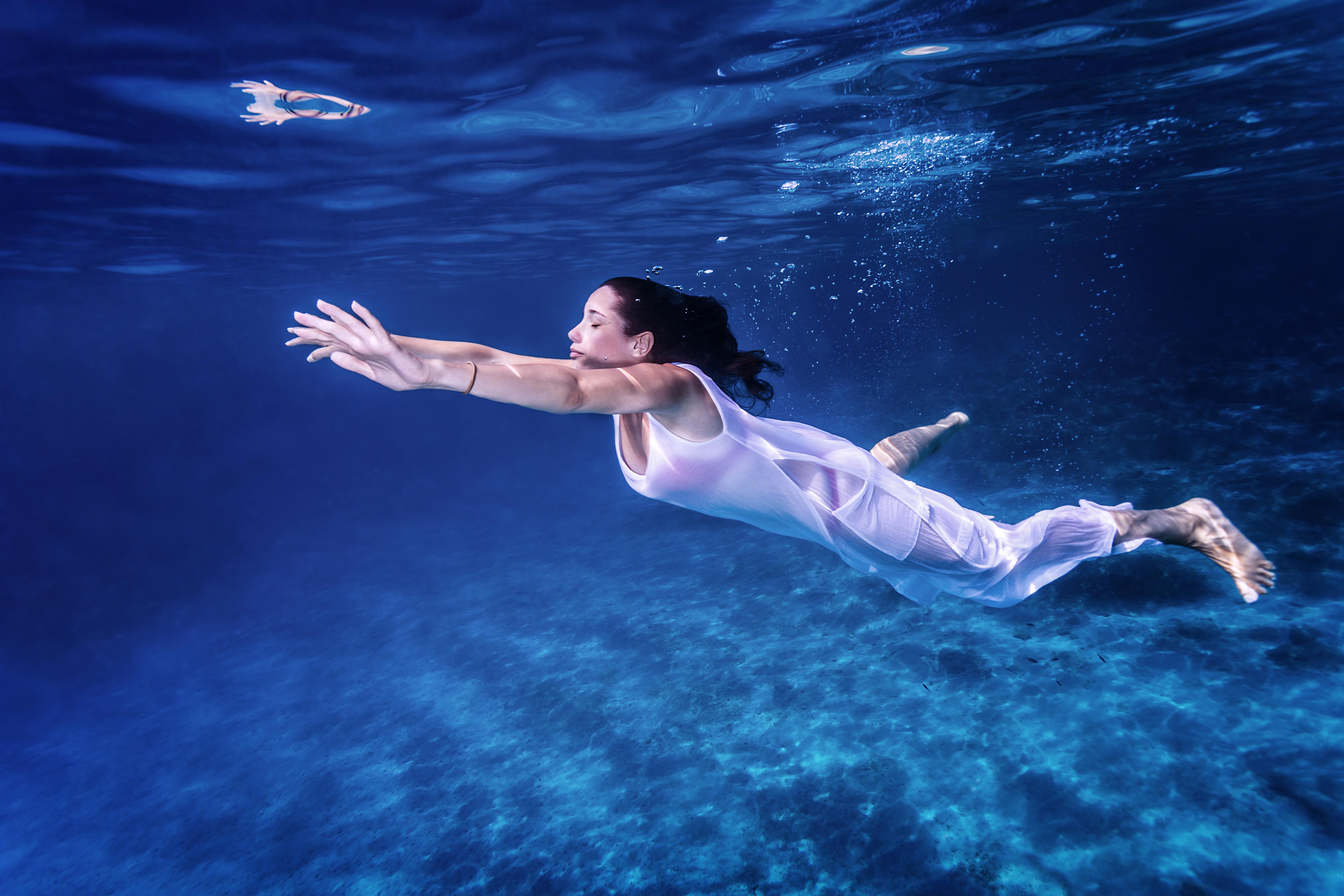 Unter Wasser schwimmen oder atmen